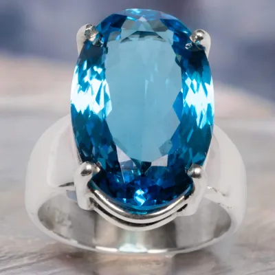 Anello in Argento con Topazio Swiss Blue Ovale Sfaccettato.