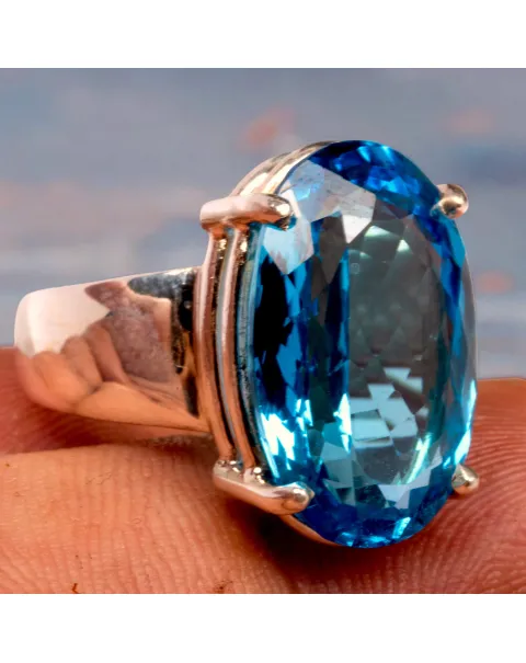 Anello in Argento con Topazio Swiss Blue Ovale Sfaccettato.