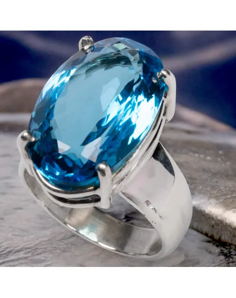 Anello in Argento con Topazio Swiss Blue Ovale Sfaccettato.
