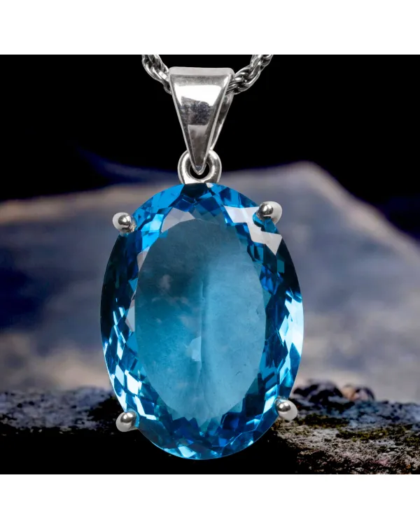 Ciondolo con Topazio Swiss Blue Ovale Sfaccettato.