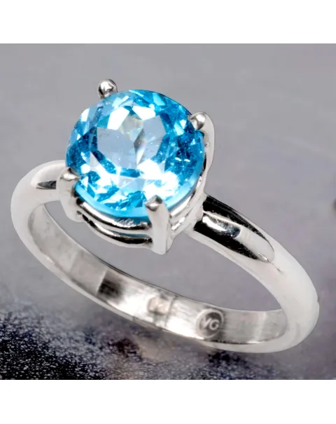 Anello in Argento con Topazio Swiss Blue Tondo Taglio Diamante.