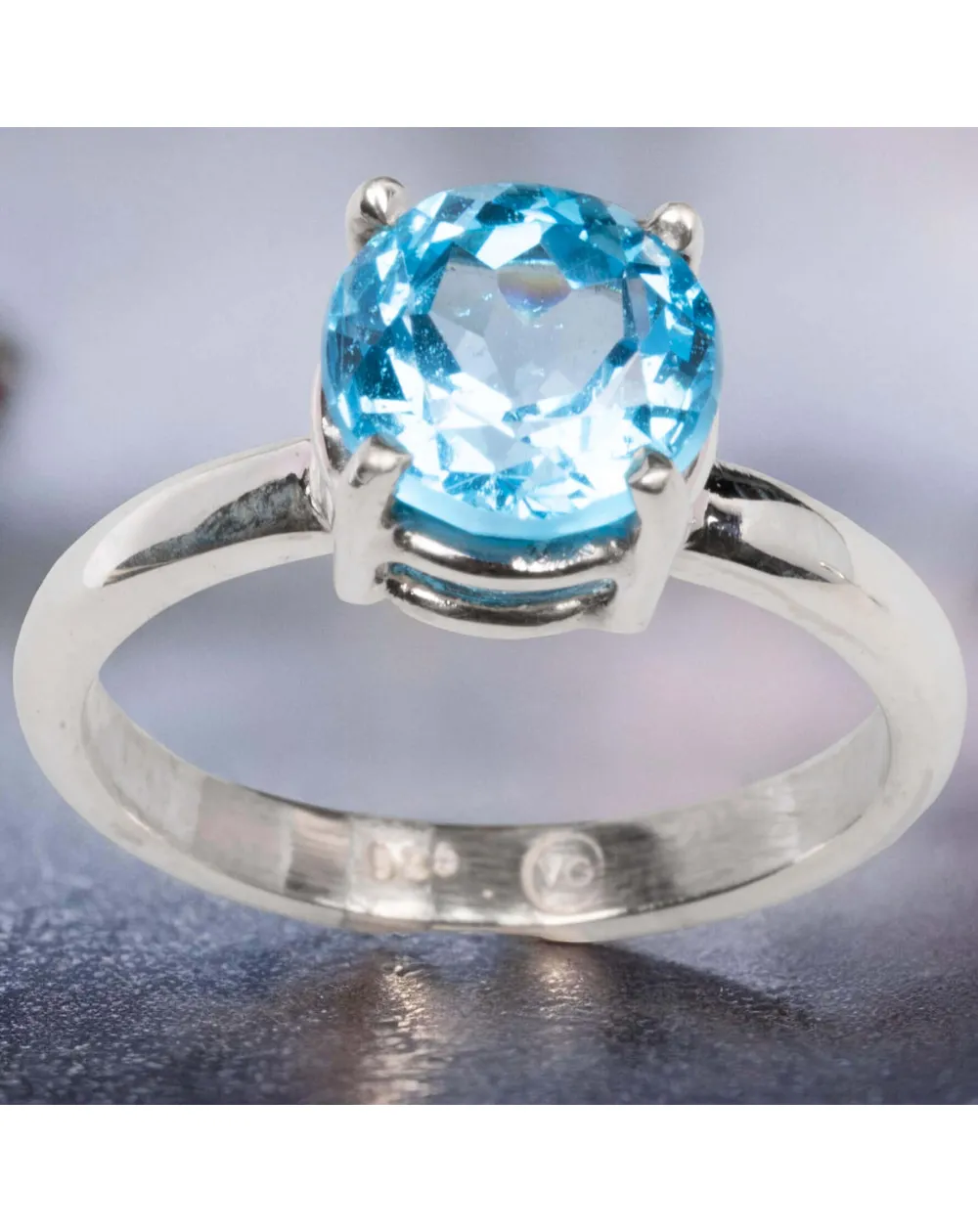 Anello in Argento con Topazio Swiss Blue Tondo Taglio Diamante.