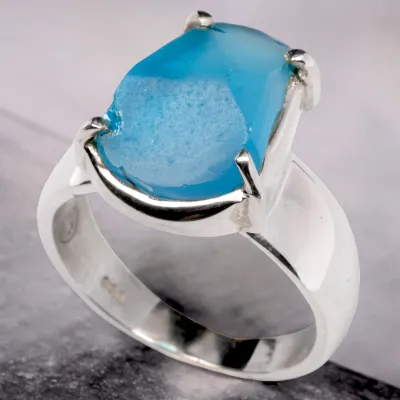 Anello in Argento con Topazio Grezzo Swiss Blue.