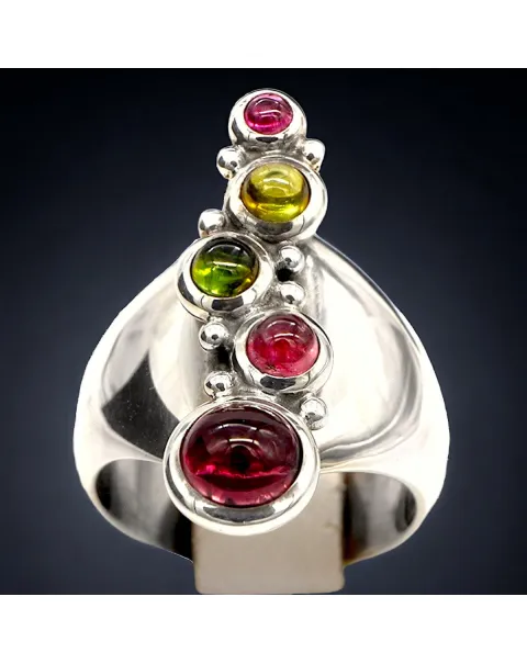 Anello in Argento e Tormaline: Eleganza e Contrasto.