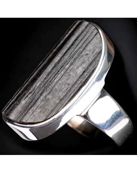 Anello in Argento con Tormalina Nera – Eleganza e Protezione.
