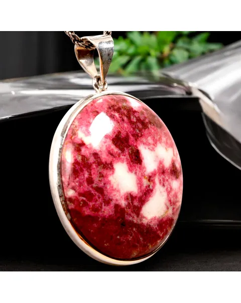 Ciondolo in argento con Tulite norvegese – Forma rotonda.