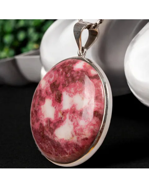 Ciondolo in argento con Tulite norvegese – Forma rotonda.