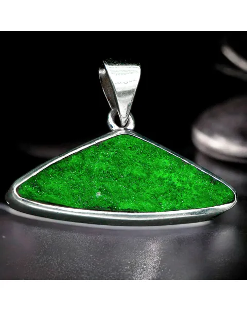 Ciondolo Triangolare in Argento con Uvarovite dei Monti Urali.