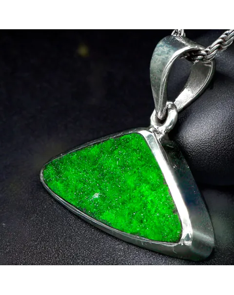 Ciondolo Triangolare in Argento con Uvarovite dei Monti Urali.