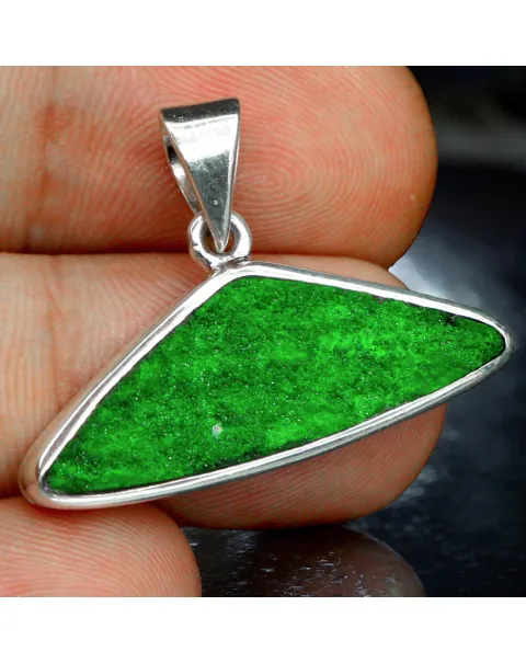 Ciondolo Triangolare in Argento con Uvarovite dei Monti Urali.