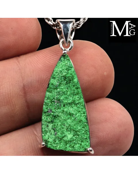 Ciondolo con Uvarovite triangolare.