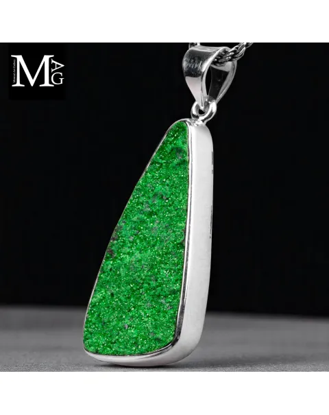 Ciondolo con Uvarovite taglio geometrico moderno.