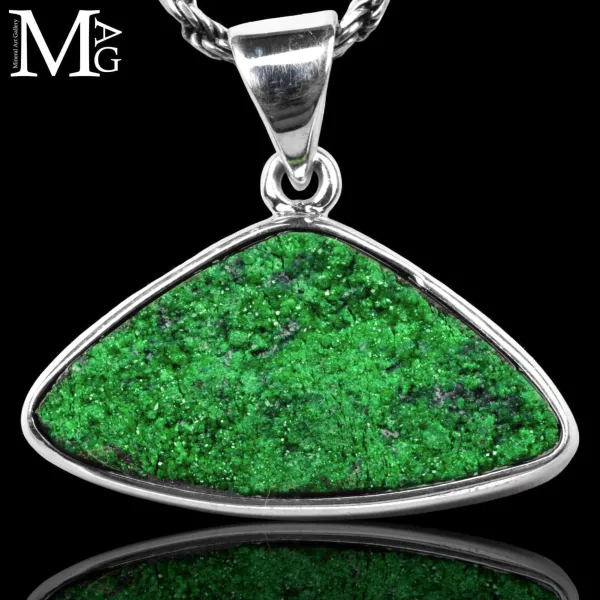 Ciondolo in argento con Uvarovite trapezoidale.