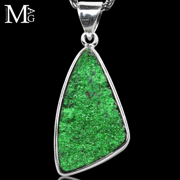 Ciondolo con Uvarovite naturale.