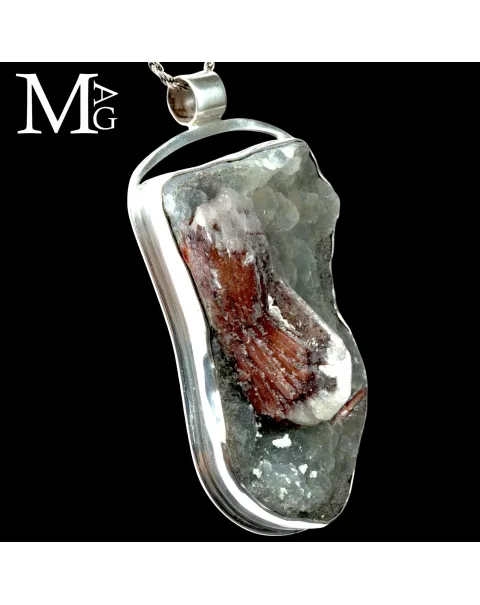 Ciondolo con Scolecite Rossa Naturale su Stilbite