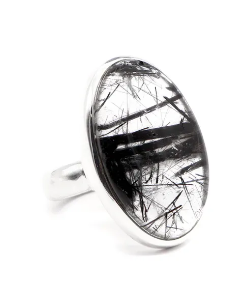 Anello in Argento con Cabochon di Quarzo Tormalinato: Un Elegante Equilibrio tra Chiarezza e Mistero.