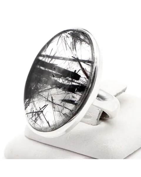 Anello in Argento con Cabochon di Quarzo Tormalinato: Un Elegante Equilibrio tra Chiarezza e Mistero.