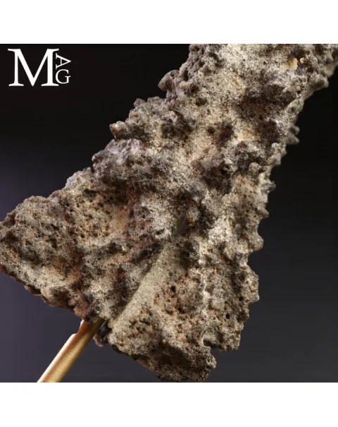 Fulgorite — Un frammento di fulmine pietrificato.