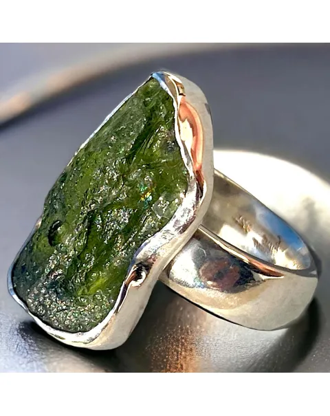 Anello in Argento 925 con Moldavite Naturale - Il Legame con le Stelle.