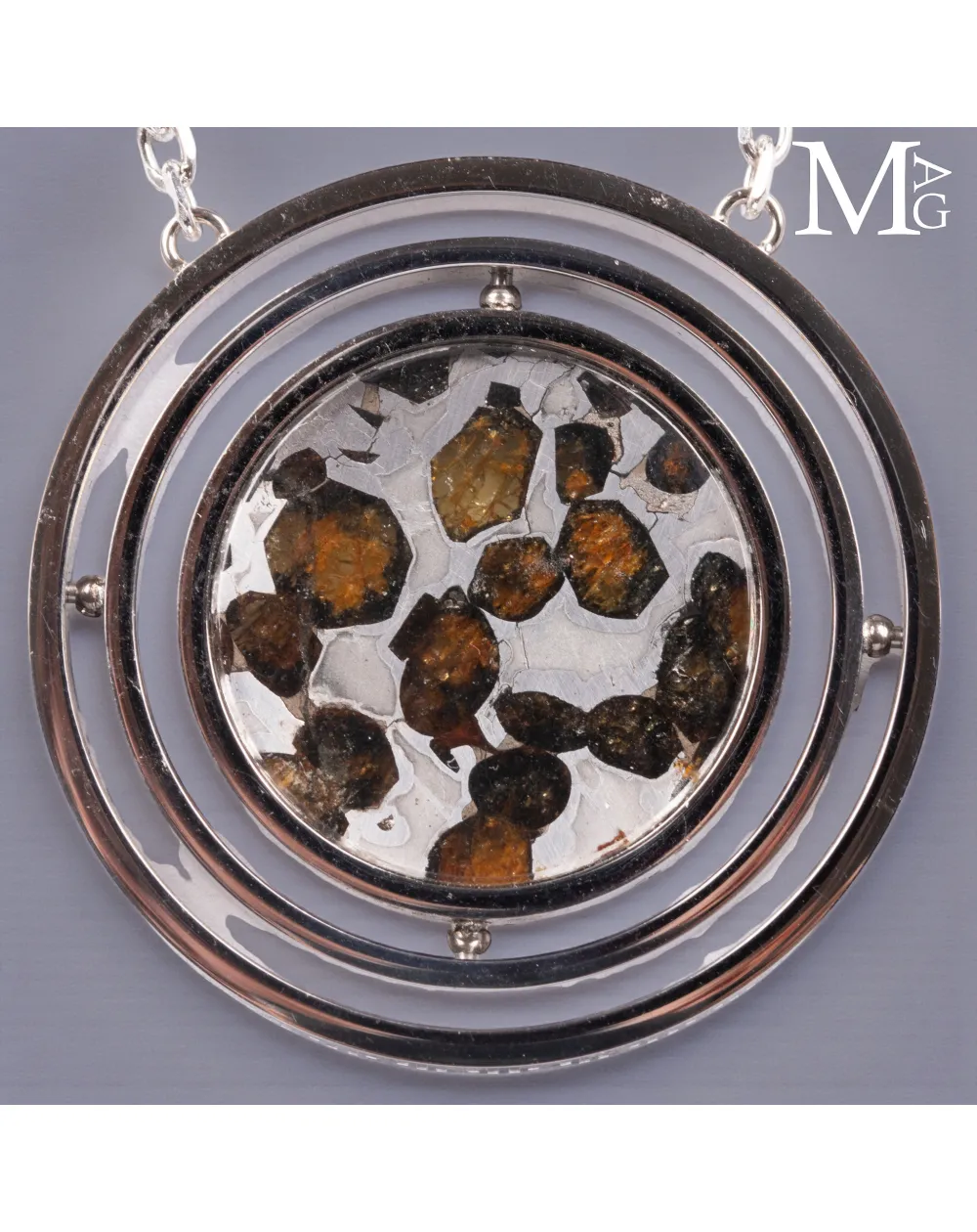 Gioiello orbitale in acciaio con di meteorite pallassite