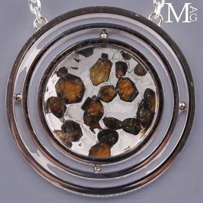 Gioiello orbitale in acciaio con di meteorite pallassite