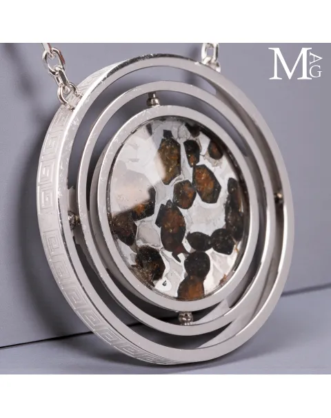 Gioiello orbitale in acciaio con di meteorite pallassite