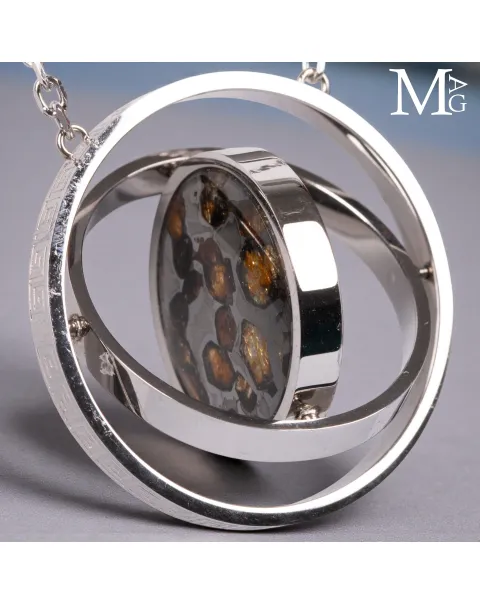 Gioiello orbitale in acciaio con di meteorite pallassite