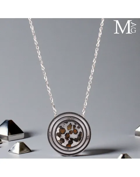 Gioiello orbitale in acciaio con di meteorite pallassite