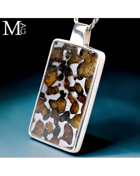 Pendente in Argento con Sezione di Meteorite Pallassite