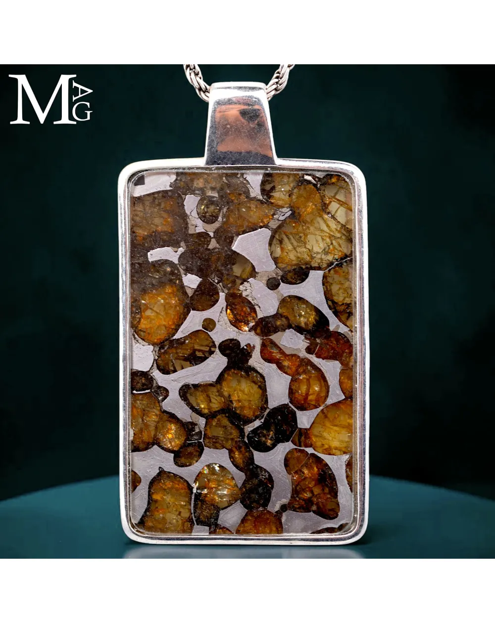 Pendente in Argento con Sezione di Meteorite Pallassite