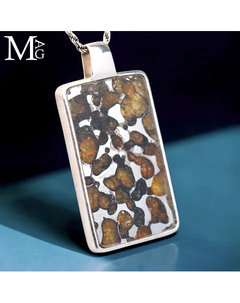 Pendente in Argento con Sezione di Meteorite Pallassite
