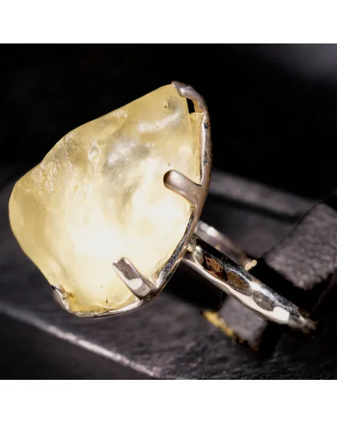 Anello in Argento con Vetro Libico del Deserto.