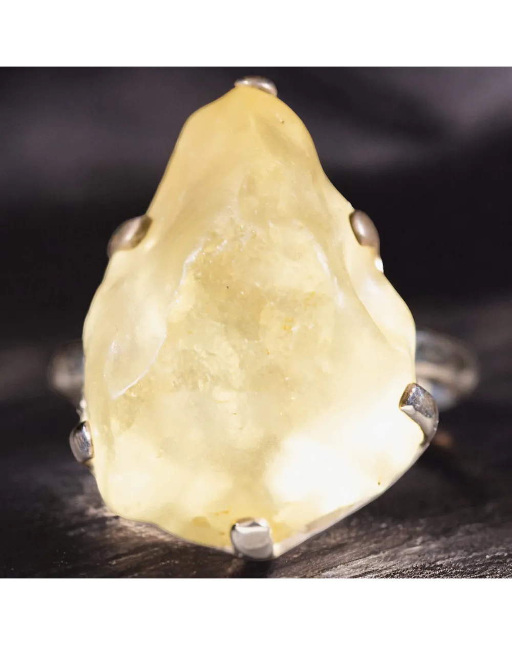 Anello in Argento con Vetro Libico del Deserto.