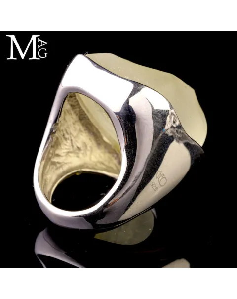 Anello in argento con vetro del deserto libico – Gemma naturale, satinata.