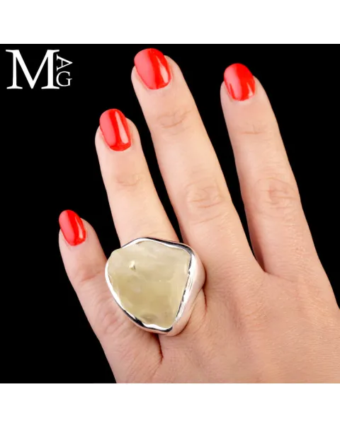 Anello in argento con vetro del deserto libico – Gemma naturale, satinata.