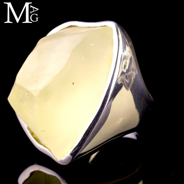 Anello in argento con vetro del deserto libico – Gemma naturale, satinata.