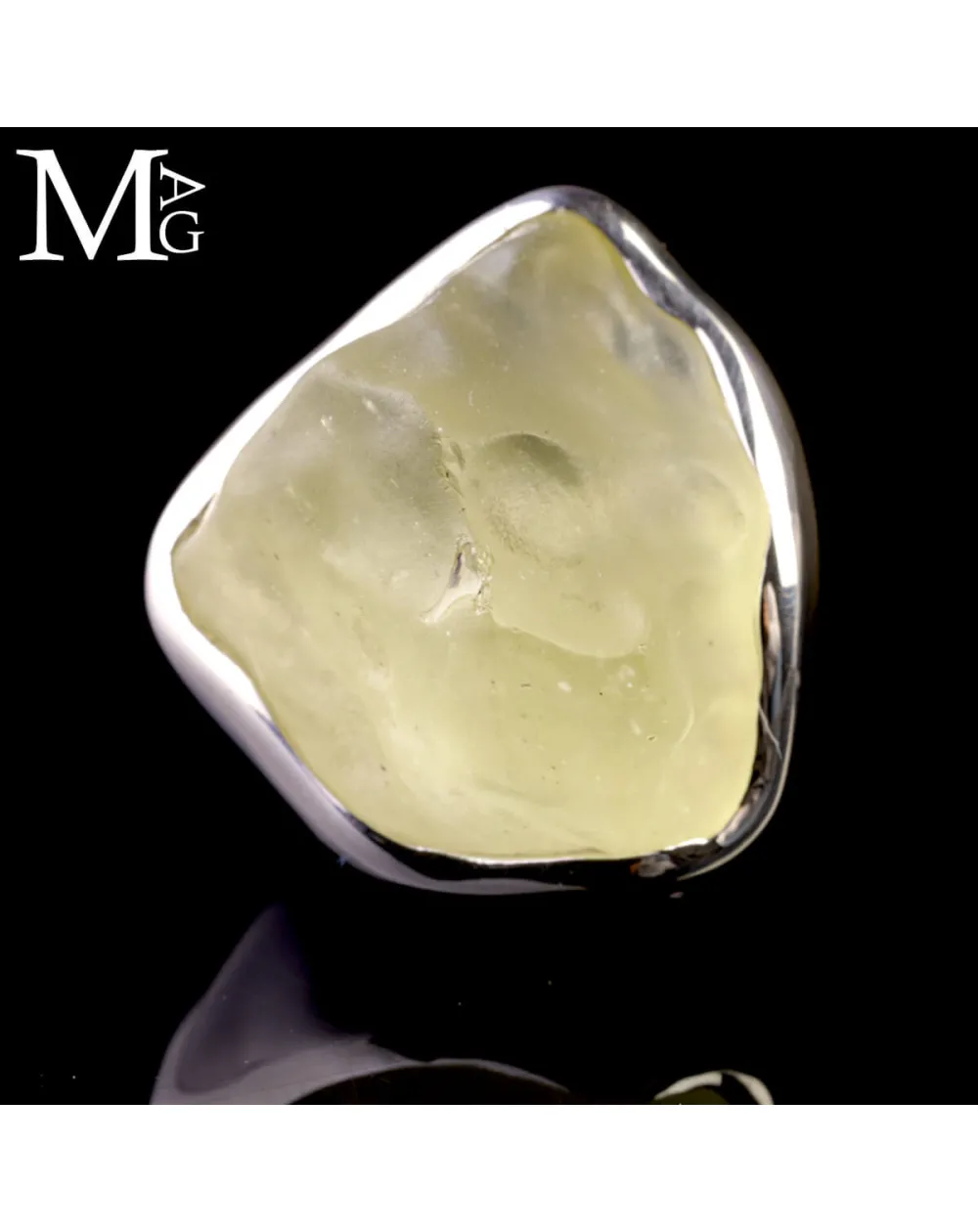 Anello esclusivo in argento con vetro del deserto libico.