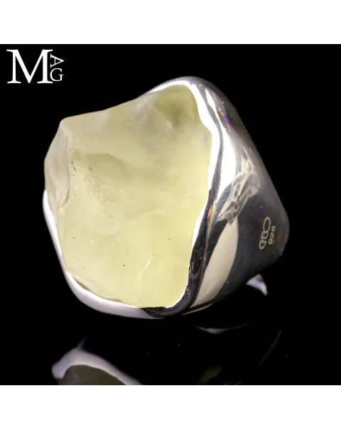 Anello esclusivo in argento con vetro del deserto libico.