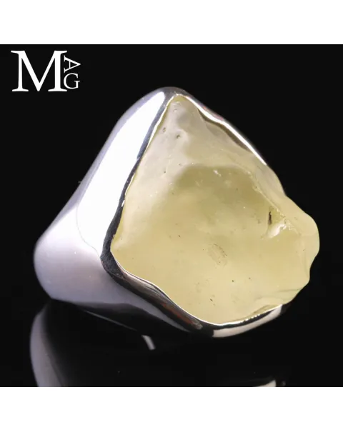 Anello esclusivo in argento con vetro del deserto libico.