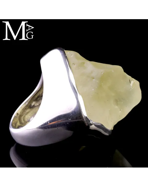 Anello esclusivo in argento con vetro del deserto libico.