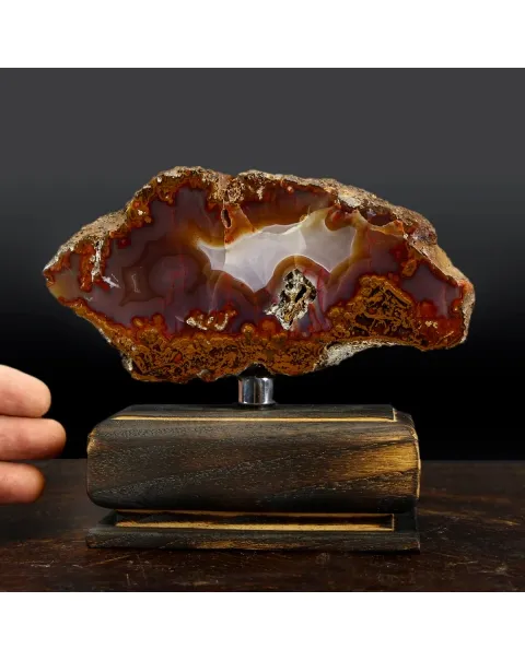 Geode Agata su piedistallo
