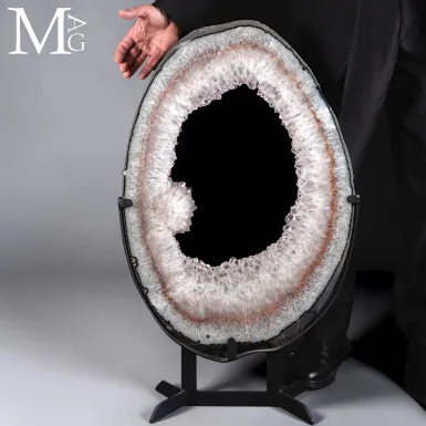 Sezione di Geode con Cristalli di Quarzo e Ametist...