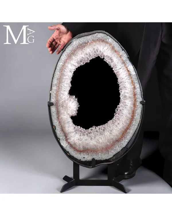 Sezione di Geode con Cristalli di Quarzo e Ametist...
