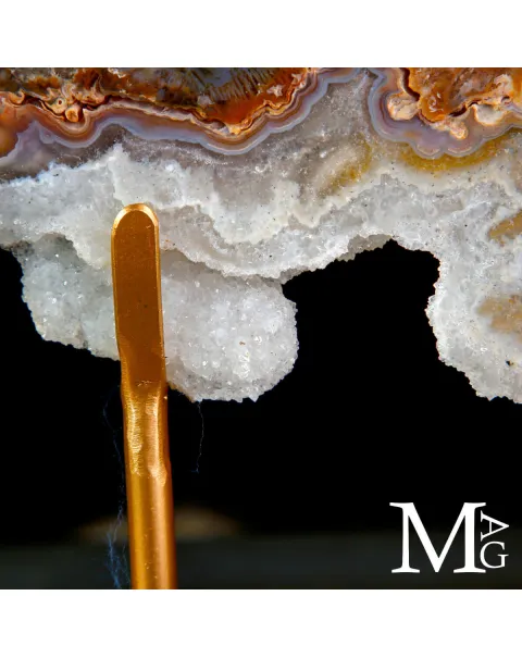 Sezione di Geode in Agata e Quarzo con Base Metallica