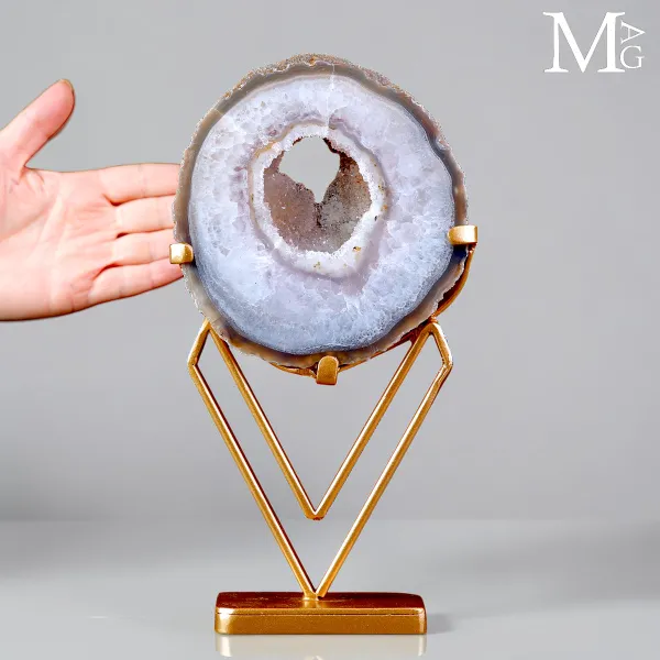 Fetta di Geode di Agata su Supporto di Design.