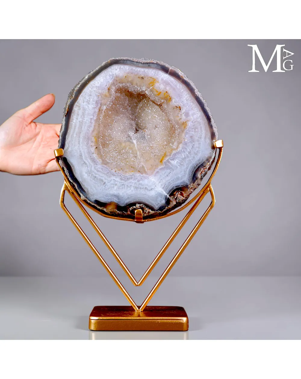 Fetta di Geode di Agata del Brasile su Supporto Decorativo.
