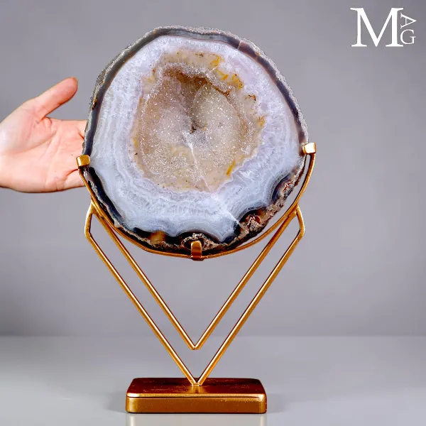 Fetta di Geode di Agata del Brasile su Supporto Decorativo.