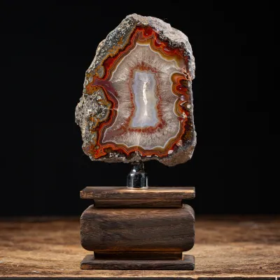 Geode Agata su Piedistallo