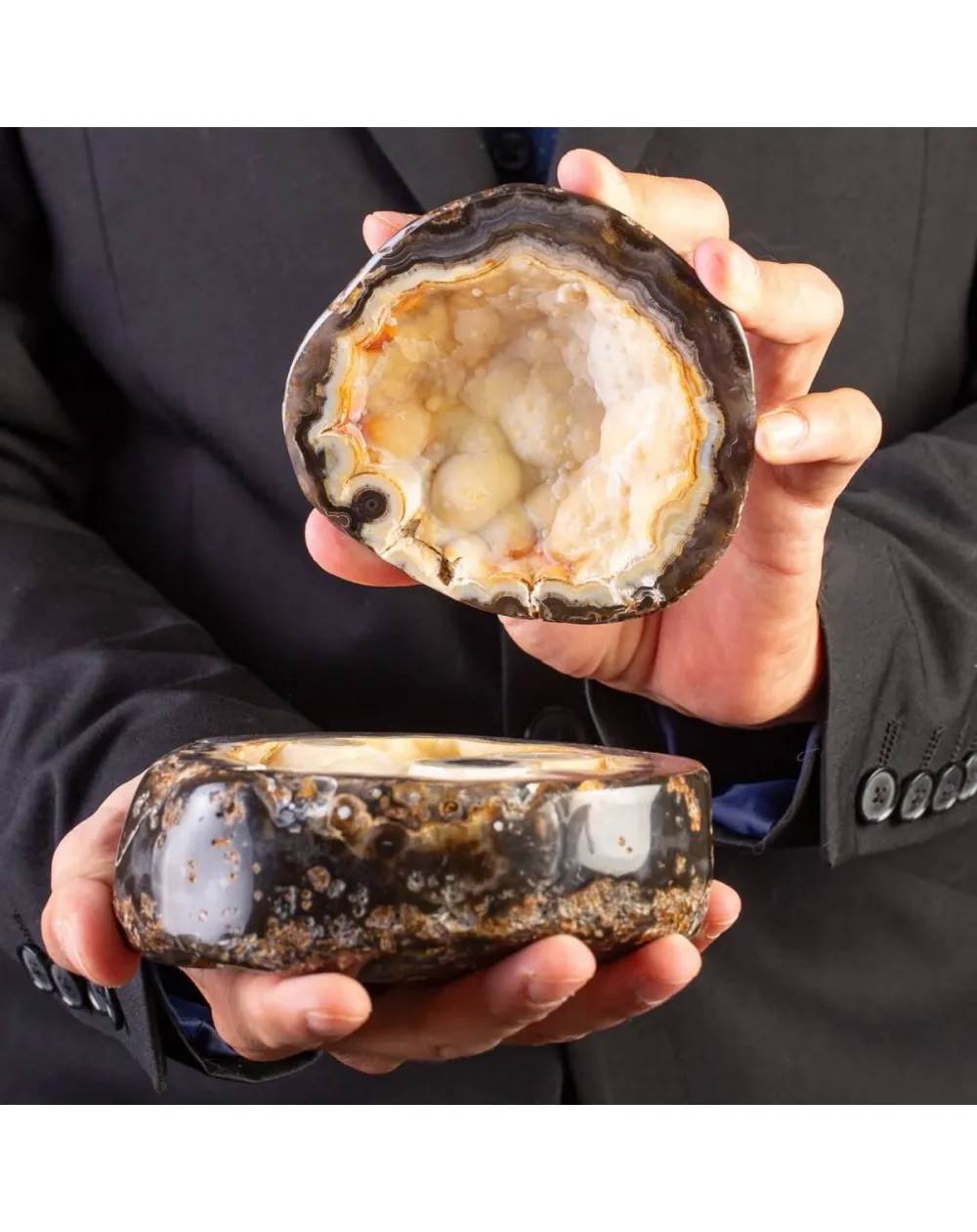 Geode in Agata Nera con Cristalli Crema.