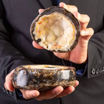 Geode in Agata Nera con Cristalli Crema.